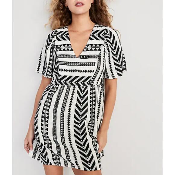 Old Navy V-Neck Geometric Mini Dress, size Medium - Picture 2 of 9